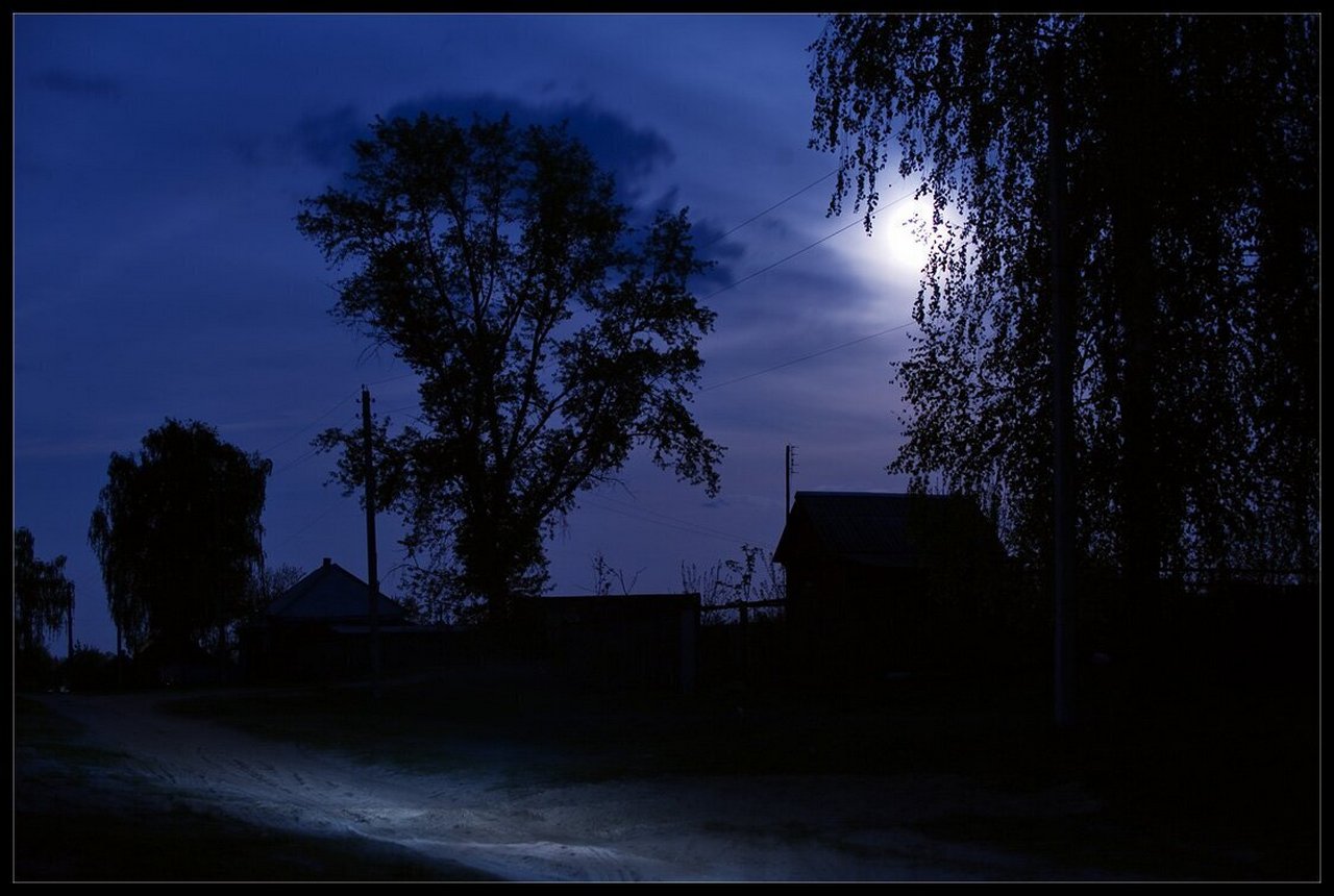 Ночь в деревне фото. Вижу сон дорога черная Есенин. Ночная деревня. Ночь в деревне. Лунная ночь в деревне.