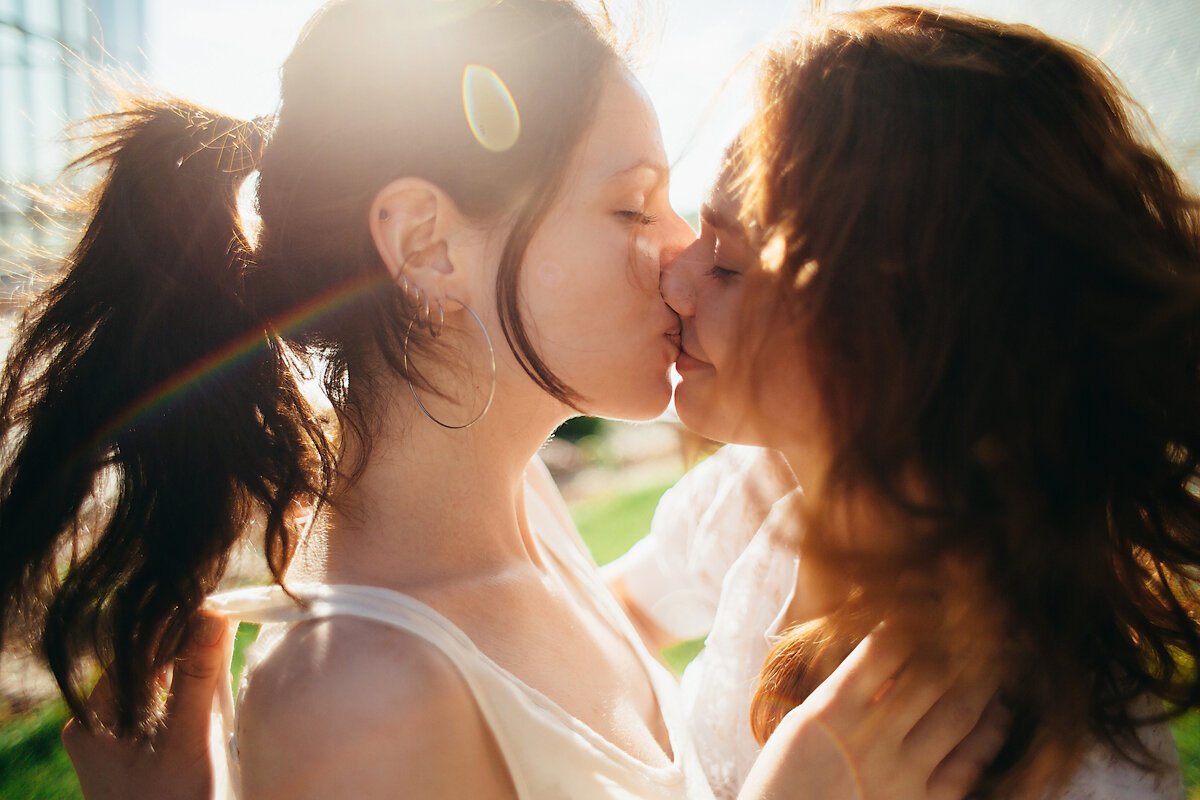 Lesbians taking. Поцелуй девушек. Две девушки любовь. Поцелуй девушек фото. Поцелуй двух девушек.