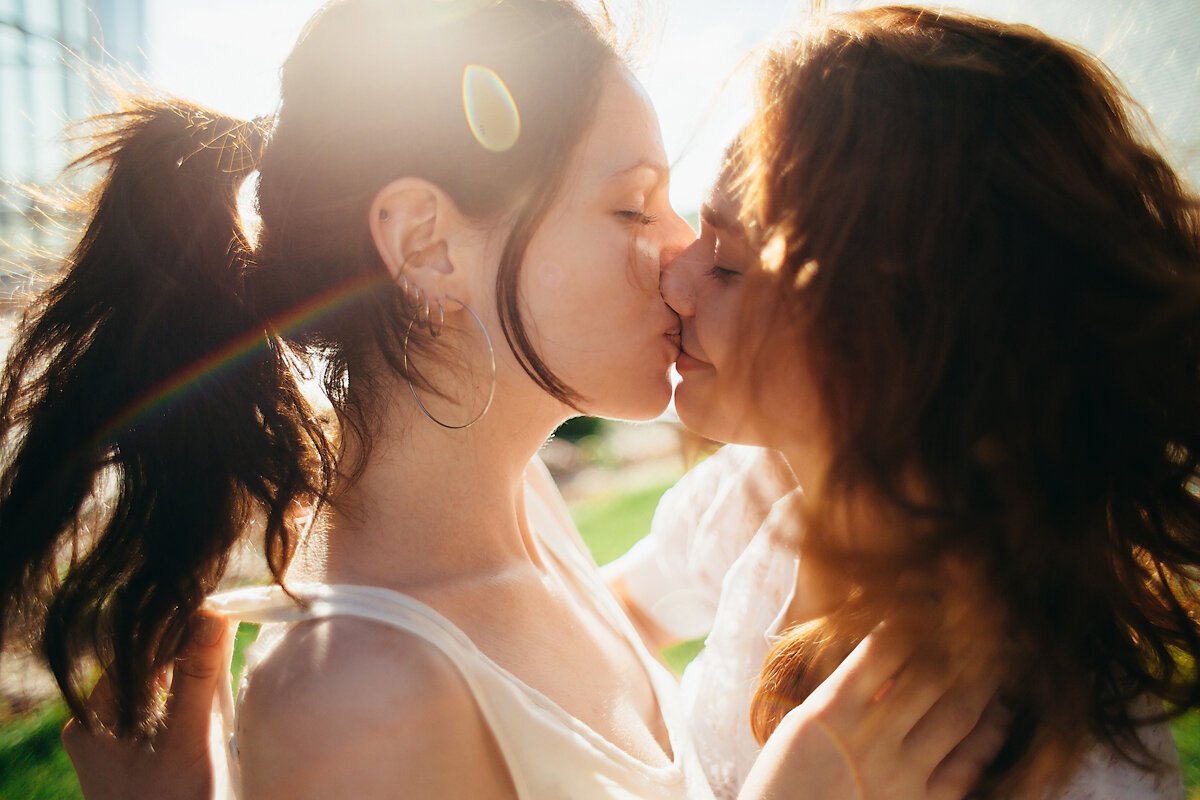 Together lesbian. Поцелуй девушек. Две девушки любовь. Поцелуй девушек фото. Поцелуй двух девушек.