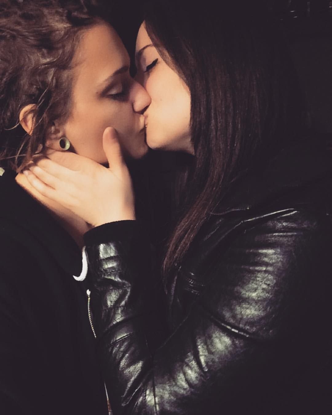 лесби девушки целуются фото 105