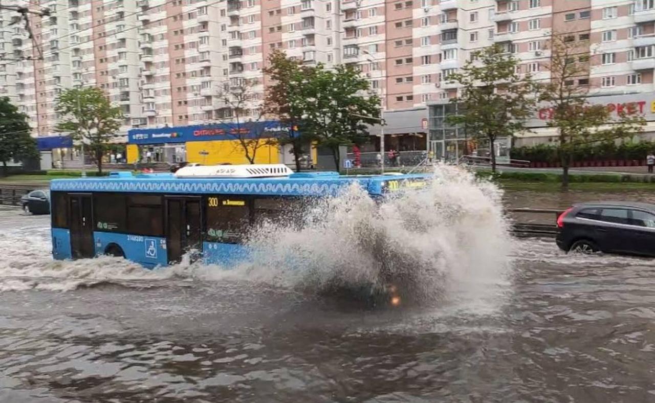 Дождь переехал. Ливень в Москве 28 06 2021. Ливень в Москве 28 июня. Метро затопило в Москве 2021. Потоп в Москве.