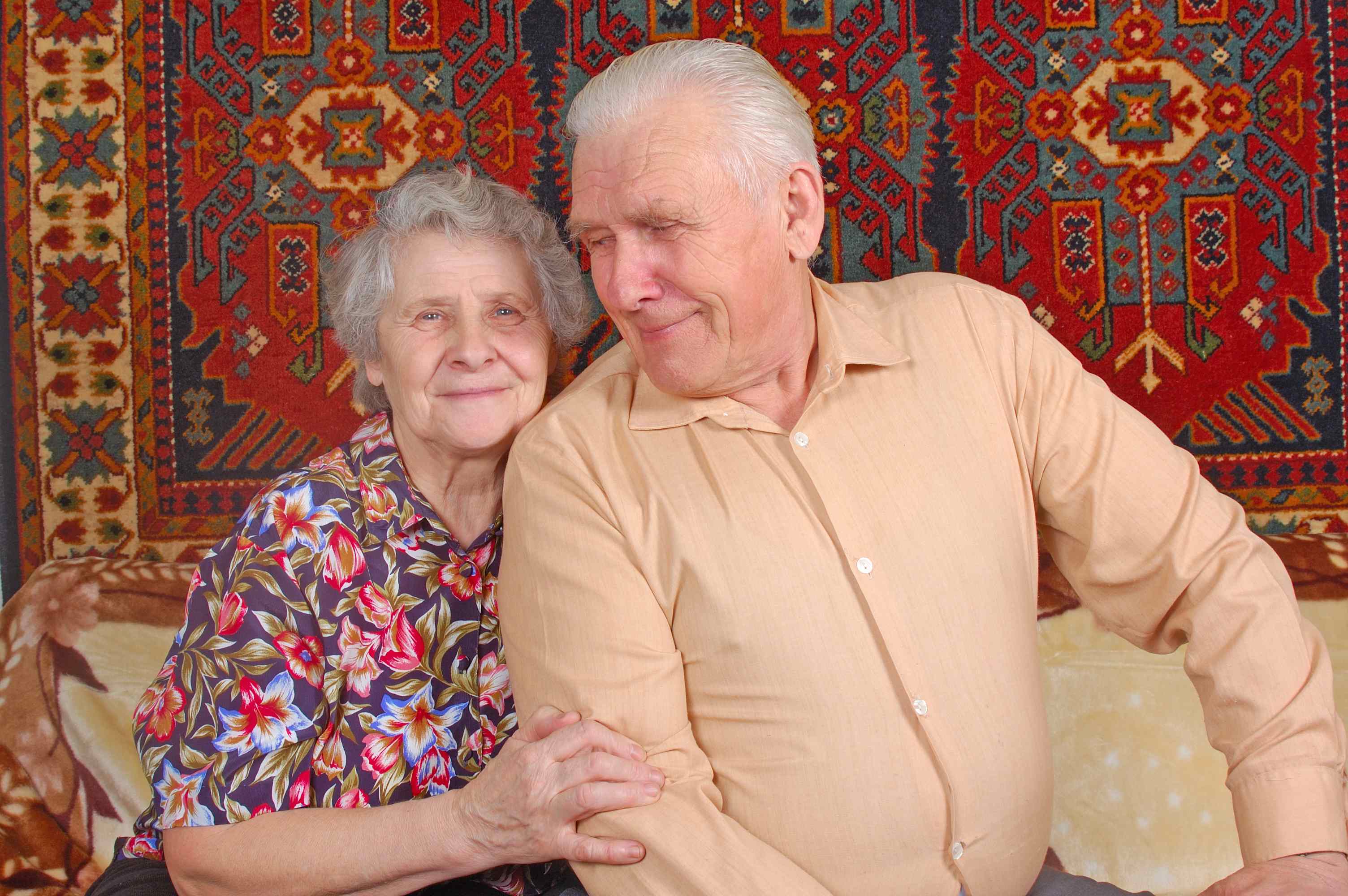 Семейная пара стариков. Счастливые пенсионеры. Пожилые люди в России. Бабушка и дедушка. Пожилые родители.