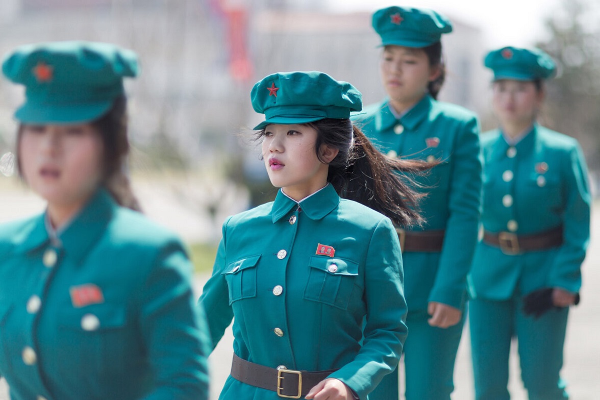 Корея реальная жизнь. Северная Корея. Корейская пожарная форма. КНДР девушки. Северокорейская мода.