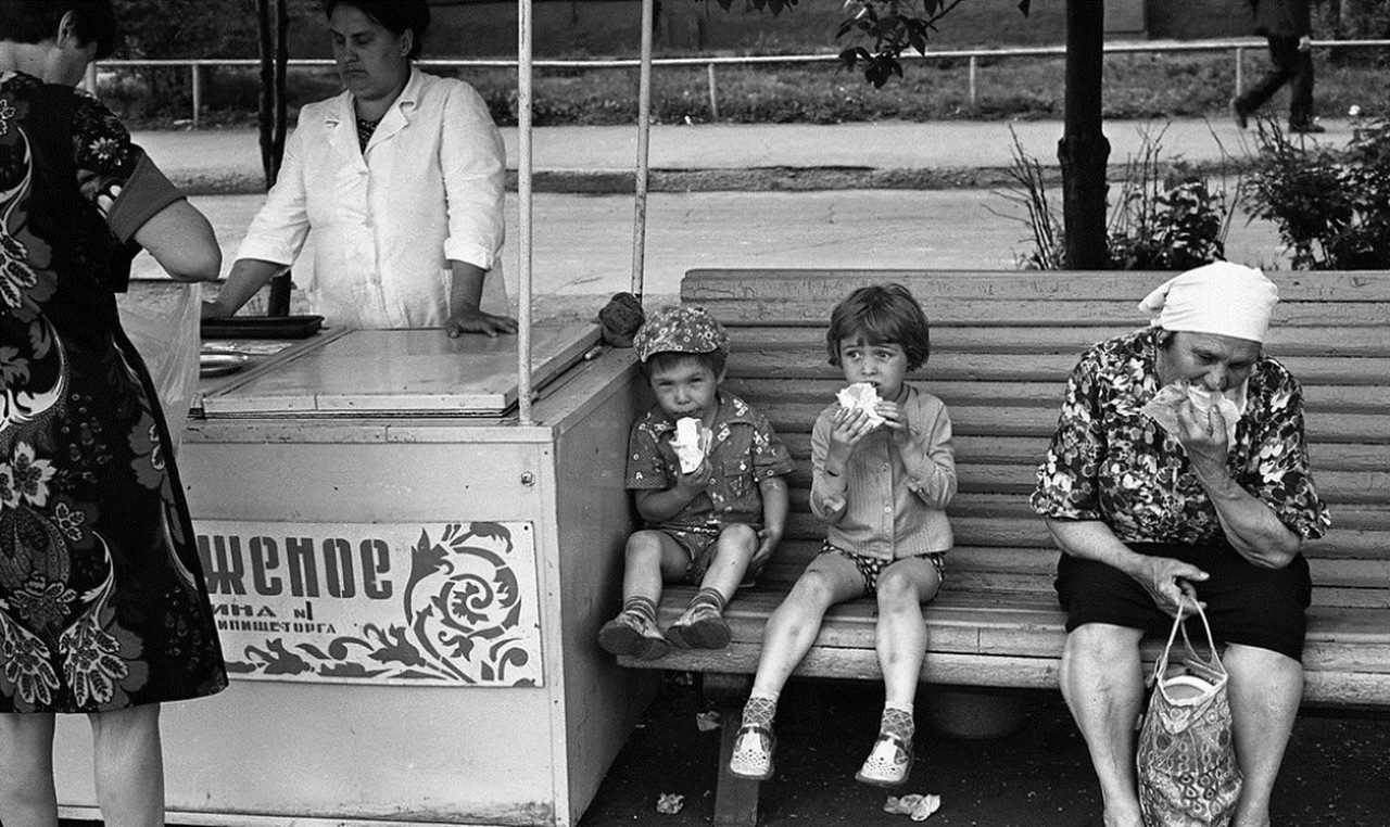 Попал в мир ссср. Советское мороженое. Дети едят мороженое СССР. Мороженое в 70-е годы. Фото советских времен.
