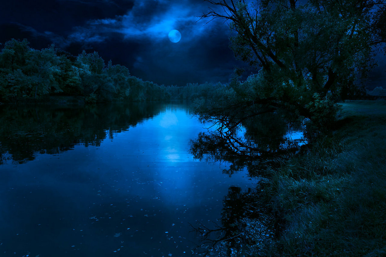 Луна озера ночи. Ночной пейзаж. Река ночью. Ночное озеро. Природа ночью.