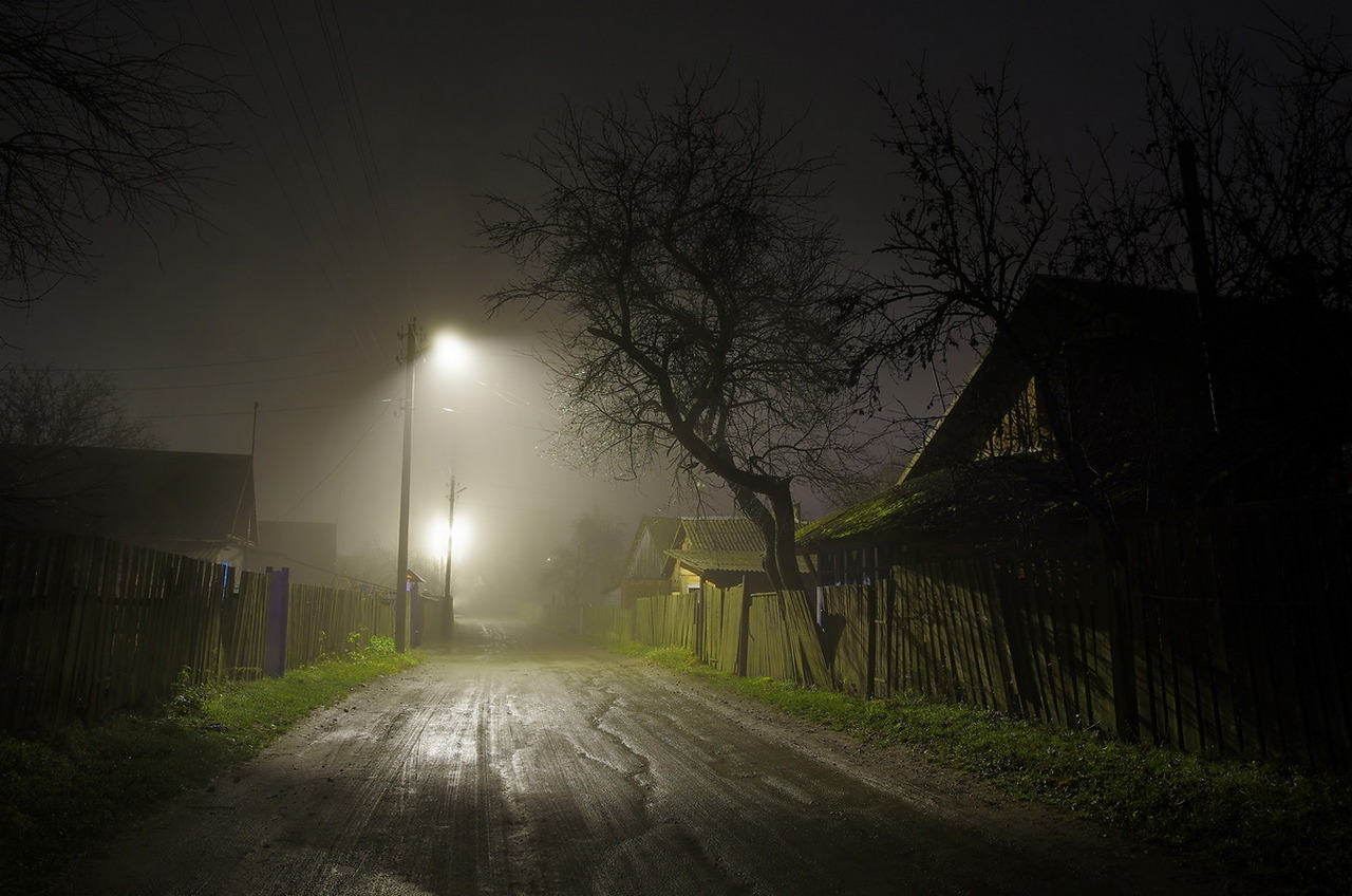 Вечером после 12. Ночь в деревне. Дорога в деревне ночью. Ночная деревня. Темная улица в деревне.