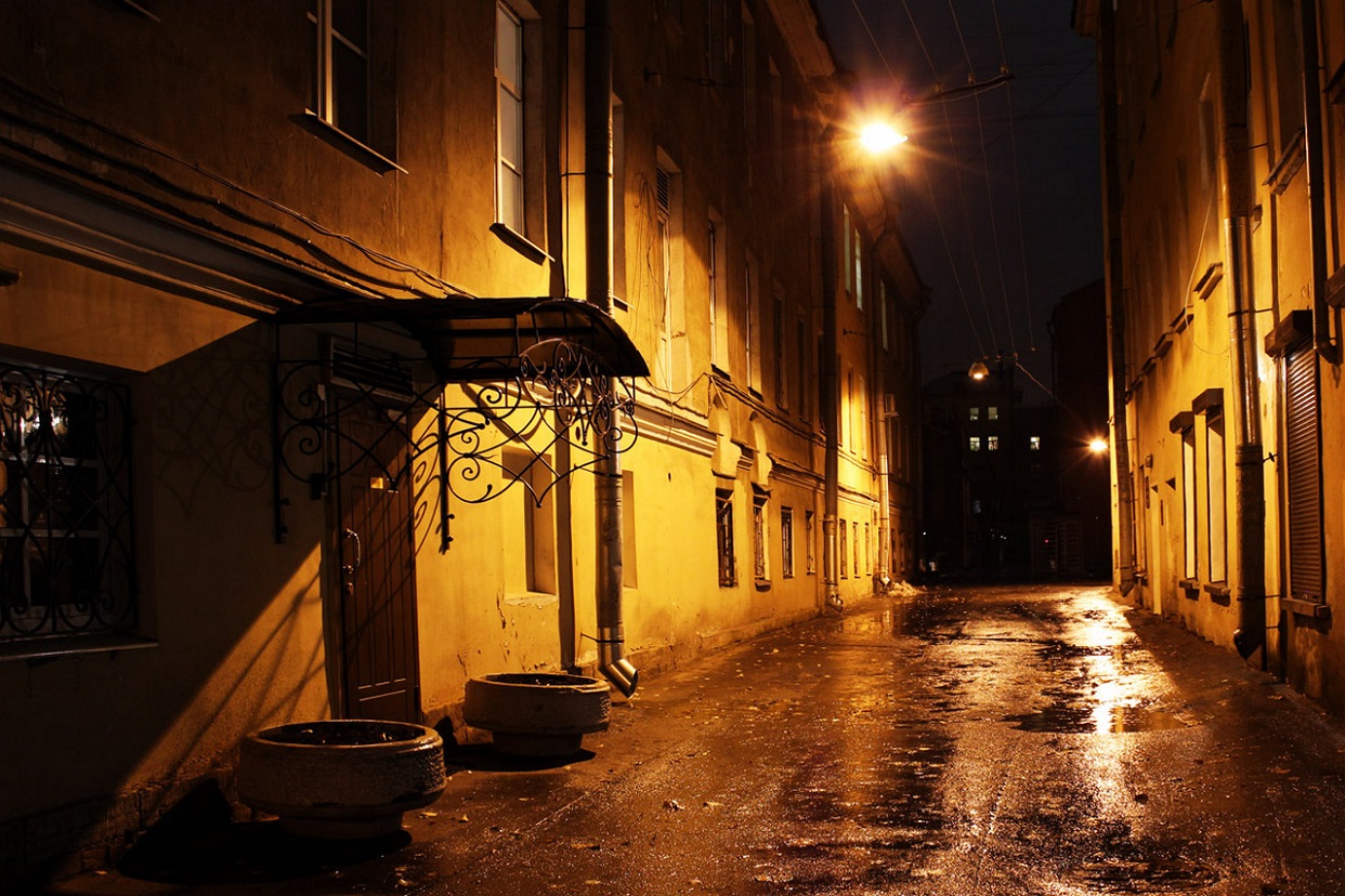 Улица освещена украшенная комната рассеянный человек. Тёмный переулок Питер. Ночной переулок. Улица ночью. Темные улицы Москвы.
