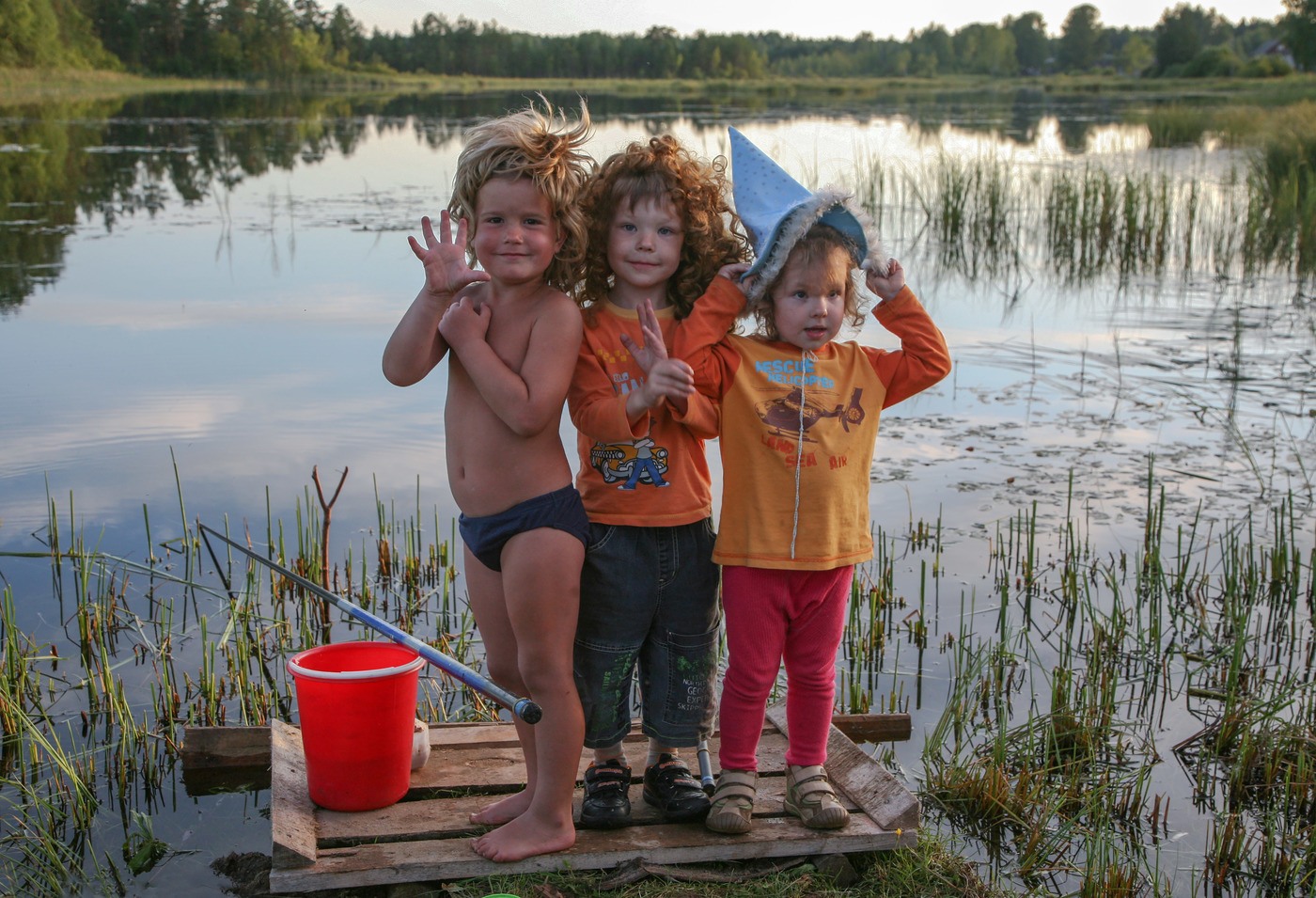 Про озеро детям. Летом на речке. Дети на озере. Дети на речке в деревне. Лето речка.