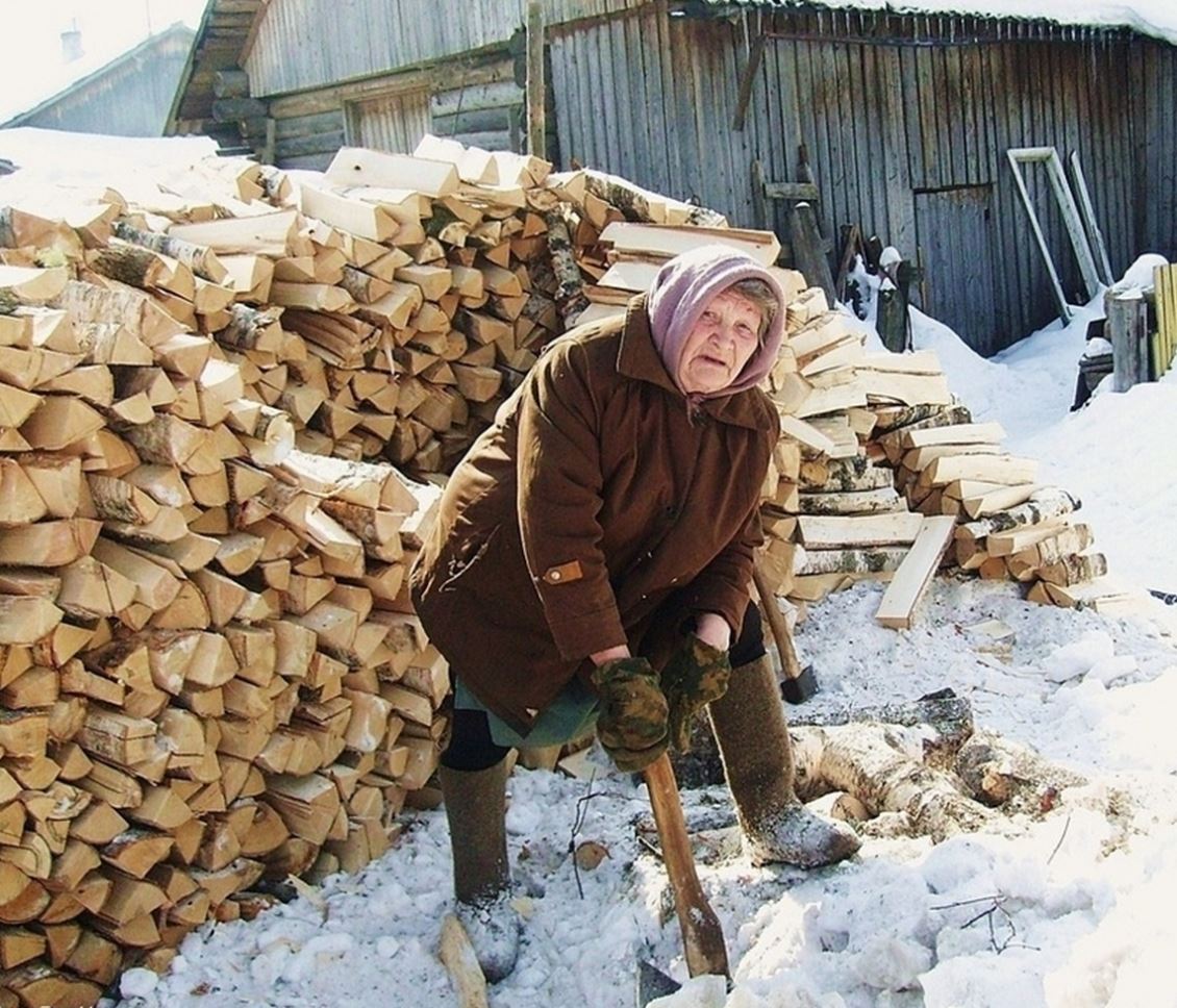 Бабушка дрова