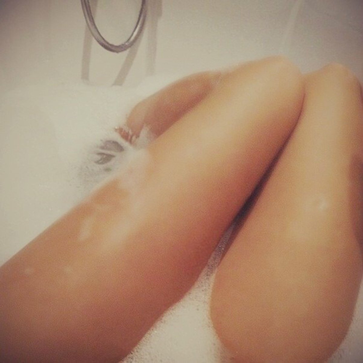 Голая попка девушки в ванной с пеной - фото эротика.
