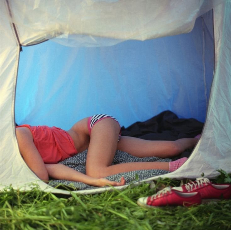 Русское в палатке на природе. Девушка в палатке. Фотосессия в палатке. Ночевка в палатке. Девушка палатка поход.