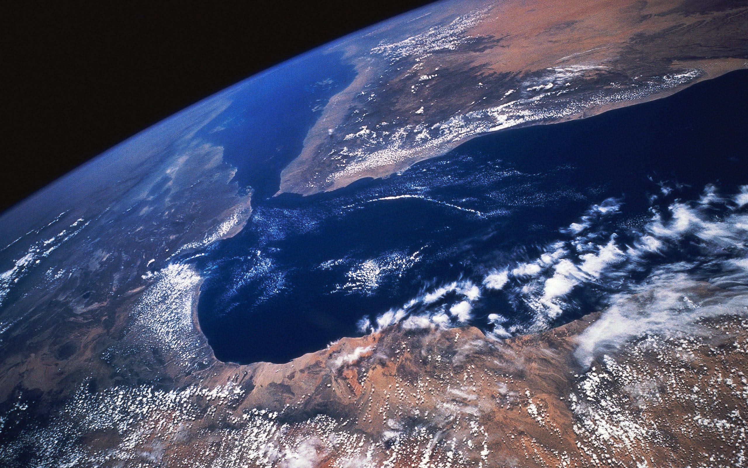 Снимки планеты земля. О земле и космосе. Земля из космоса. Вид земли из космоса. Снимок земли из космоса.