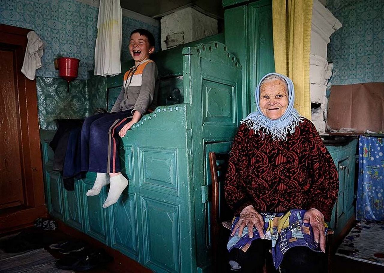 Бабушка что будет делать. Бабушка в деревне. Бабушка в деревенском доме. Бабка в доме. Дом в деревне с бабулей.