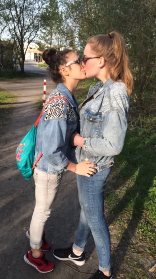 Девушка целовалась с подругой