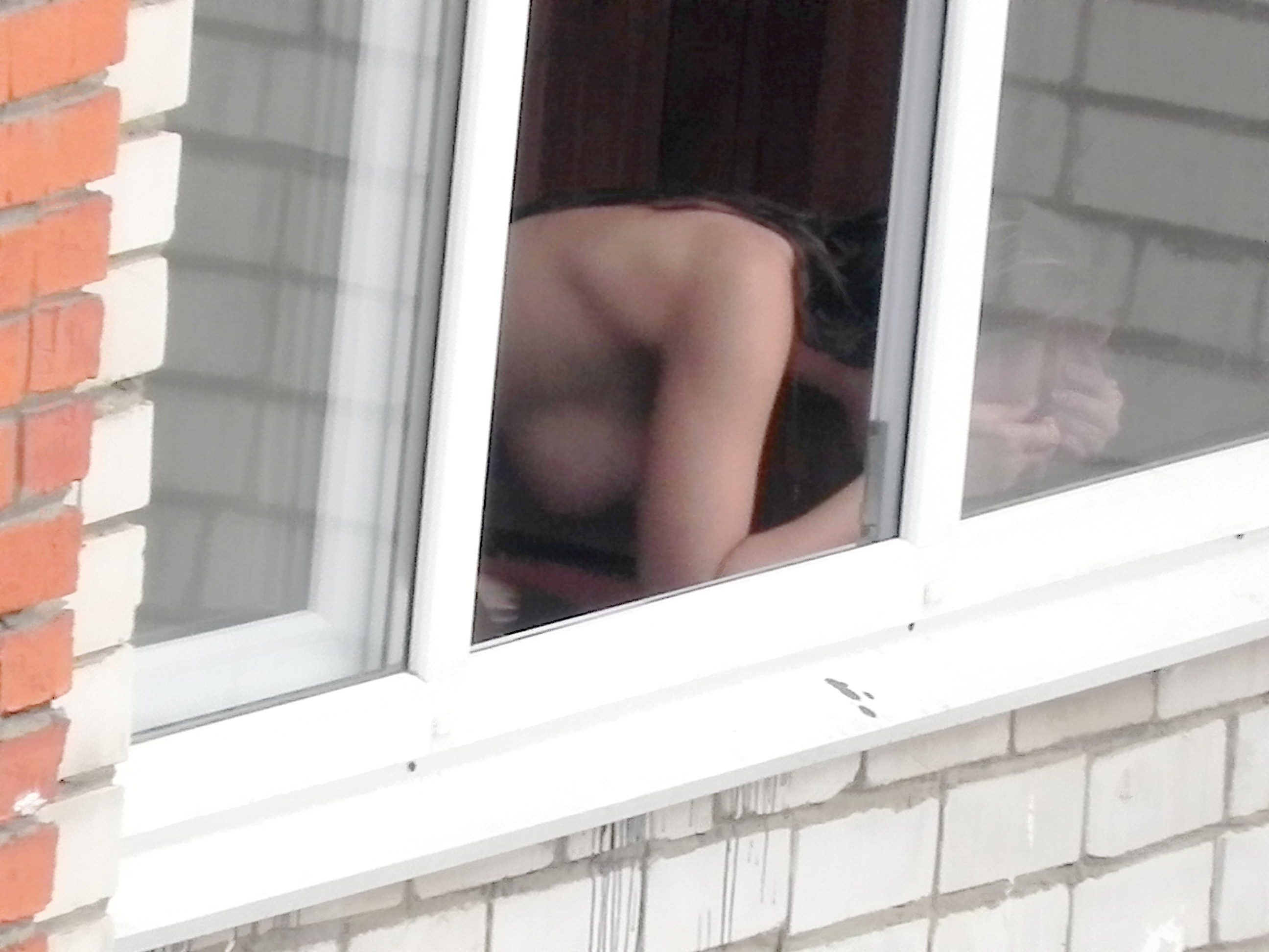 баба смотрит за голым мужиком в окне фото 19