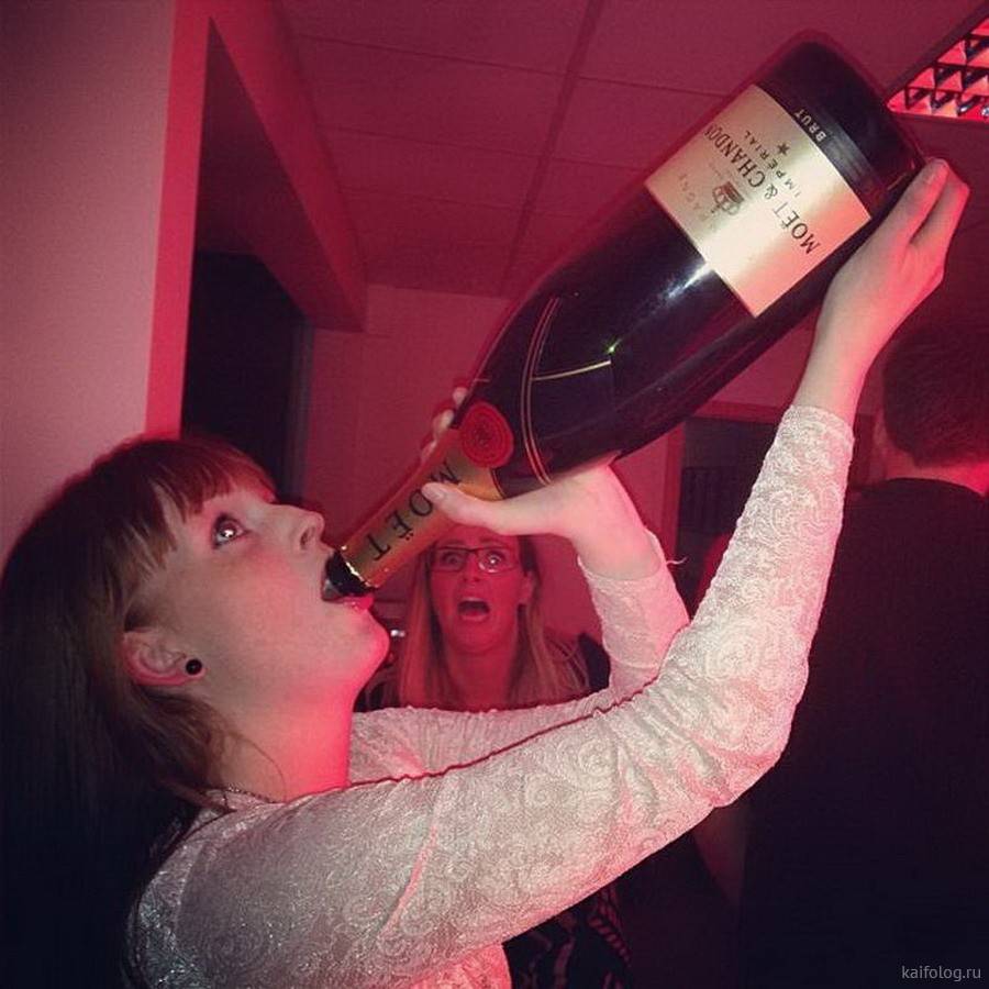 Пьяна шампанское. Девушка с шампанским. Девушка напилась шампанским. Шампанское прикол.