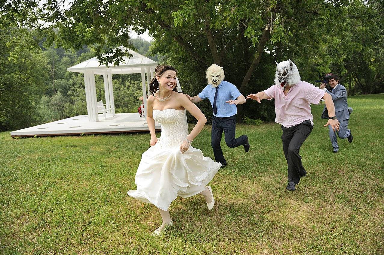 Свадьба гости веселые. Прикольные Свадебные фотосессии. Похищение невесты. Похищение невесты на свадьбе. Смешные Свадебные традиции.